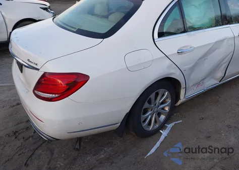 2017 Mercedes-Benz E 300 4Matic z USA, uszkodzony, nr VIN WDDZF4KB9HA125246